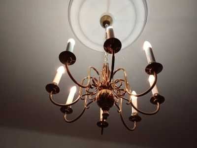 Veioză din alamă cu 8 brațe, becuri lumânare în stare bună