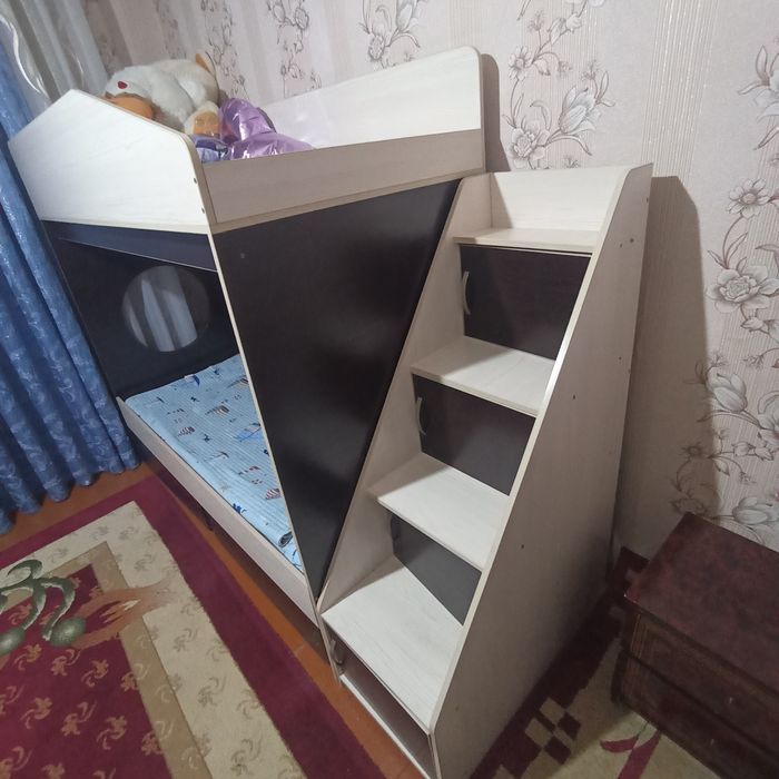 Продам двухъярусный кровать почти новая качественная размер 180х80х170