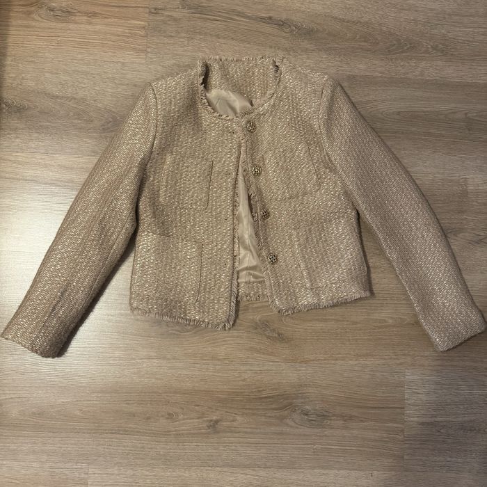 Дамско сако в бежово