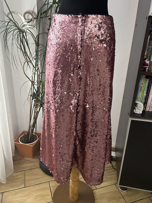 Fusta H&M , midi, paiete roze, noua , marime 36