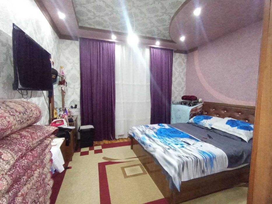 U sayr qilishni soradi va ular uni sikishdi.