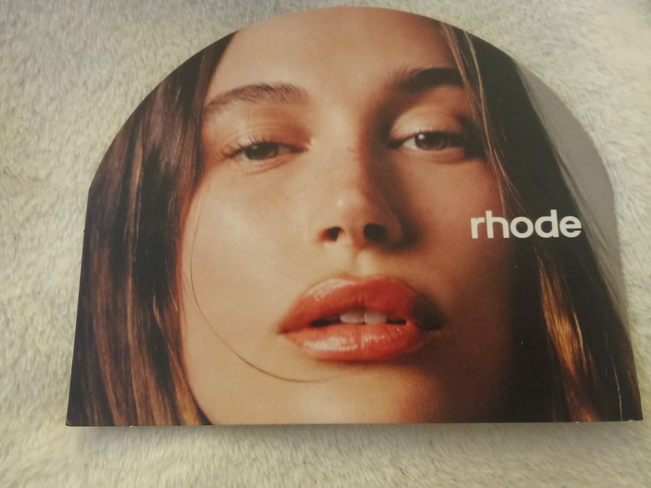 Гланц за устни Rhode ;