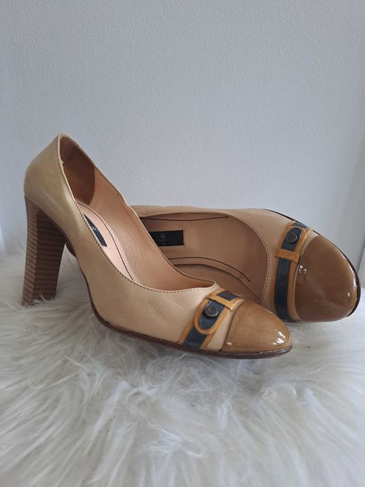 Vand pantofi cu toc