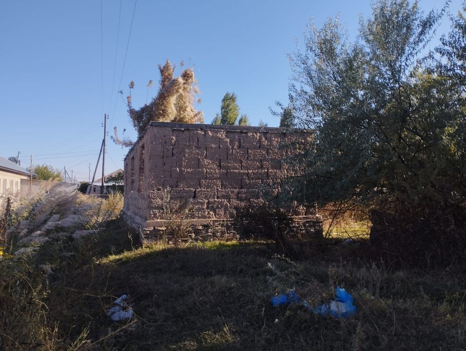 Участок с не достроенныйм домом