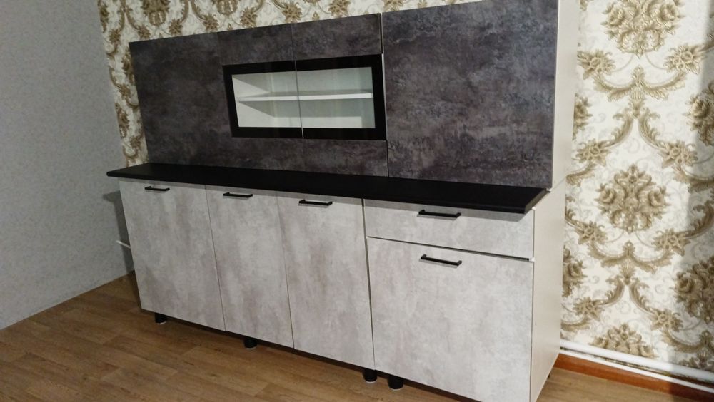 Продам кухонный гарнитур,практическиновый