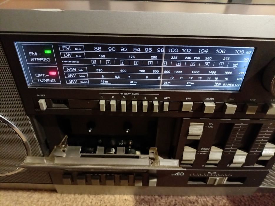 Голям касетофон GRUNDIG.