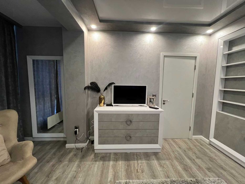 Дава се под наем Тристаен апартамент в Варна, Център - 74 кв.м за 1100 € - Снимка #16