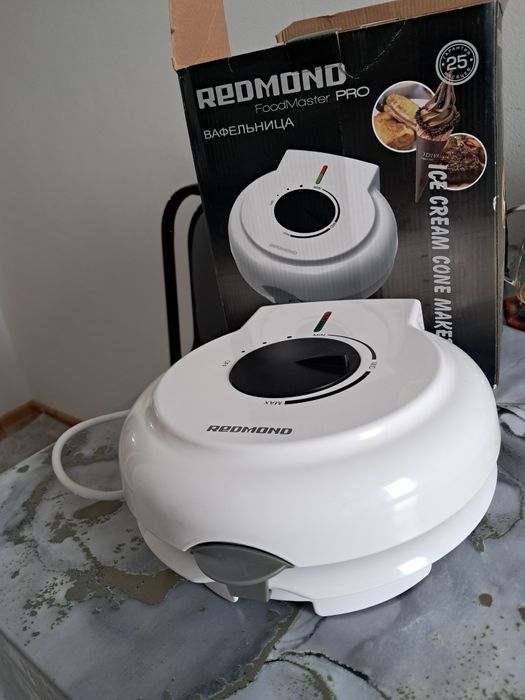 Вафельница Redmond