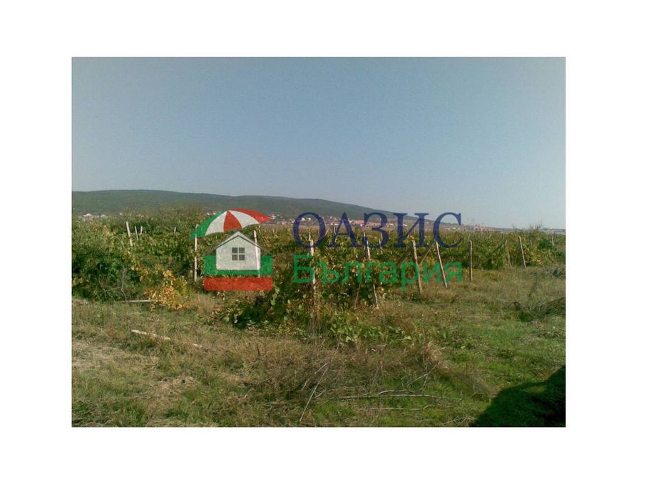 Два парцела земя в УПИ в с. Кошарица, след Чолакова Чешма, близо до жилищни сгради, по 1 126 м2