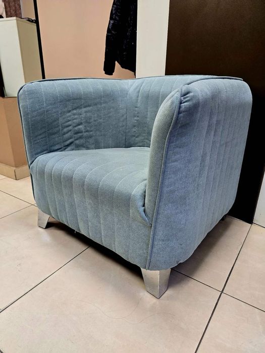 Удобно и меко двуместно канапе.