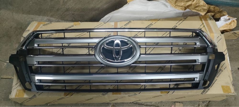Решетка радиатора Land Cruiser 200