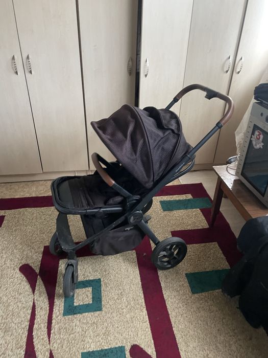 Продам детскую коляску с люлькой игрушками и др