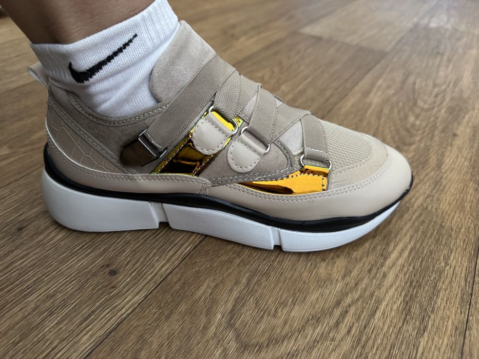 Продам кроссовки .