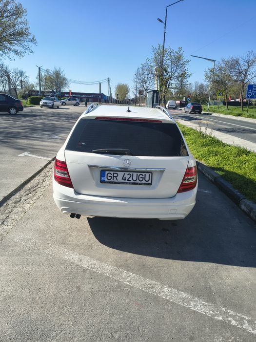 Mercedes Benz  breack de culoare alb