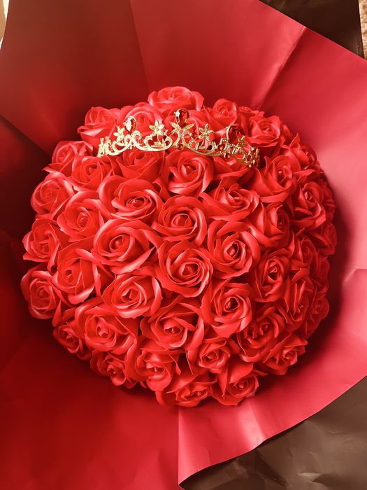 Елегантен букет от сатенени или сапунени рози