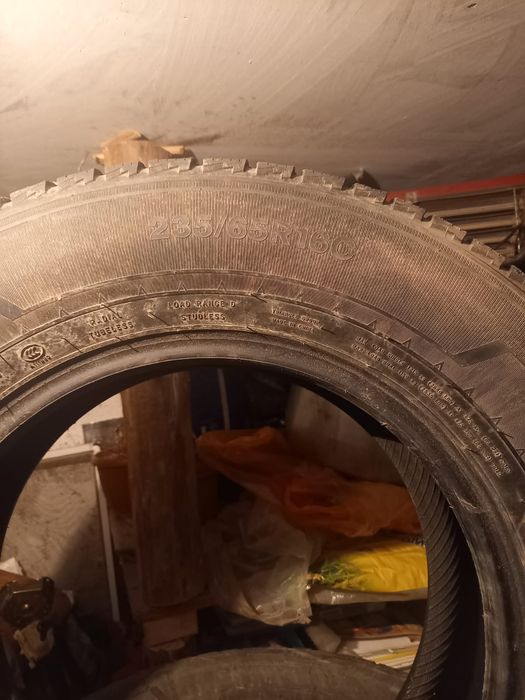 Продам зимние балоны размер 235/65/16