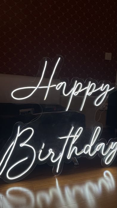 Неоновая вывеска “HAPPY BIRTHDAY”