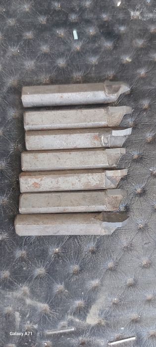 Продам резцы на токарный станок.