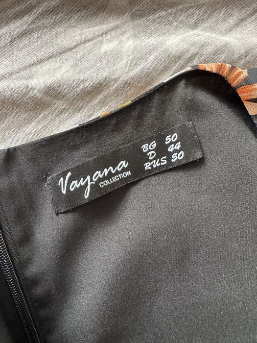 Черна рокля с цветя