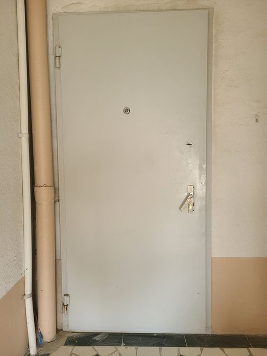 Eski akva plast va temir eshik