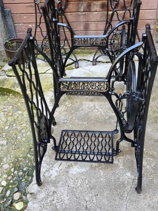 Singer метални крака за шевна машина.