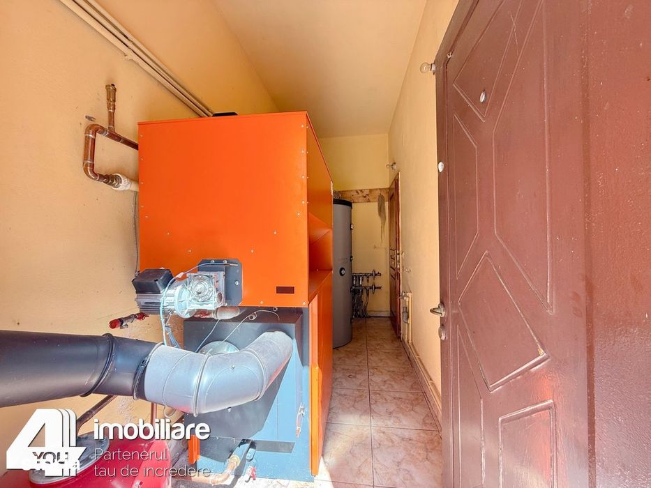 Clădire în Moneasa cu 9 camere: pensiune, azil bătrâni, casă vacanță