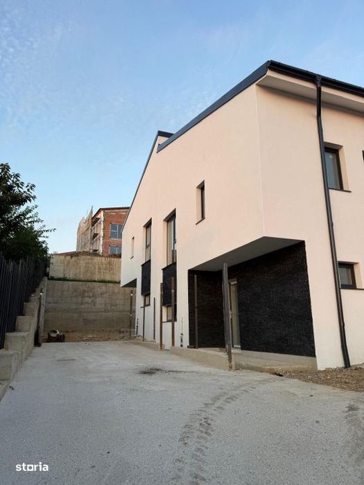 Duplex modern in Dezmir, zona linistita, statia de bus si magazin in z