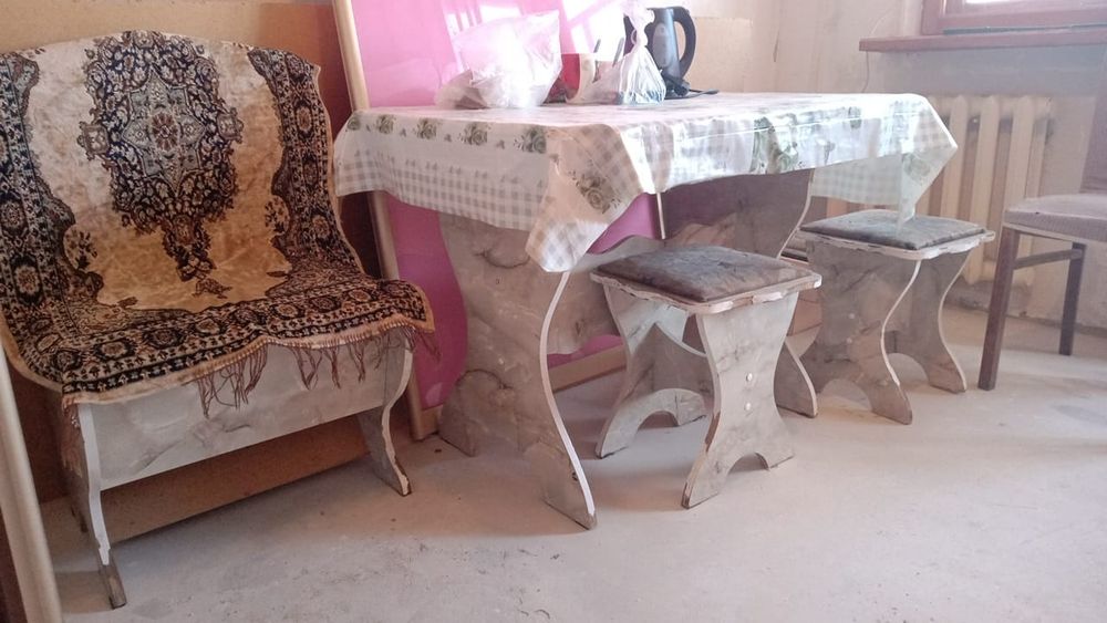 Продаётся шкаф, стол.