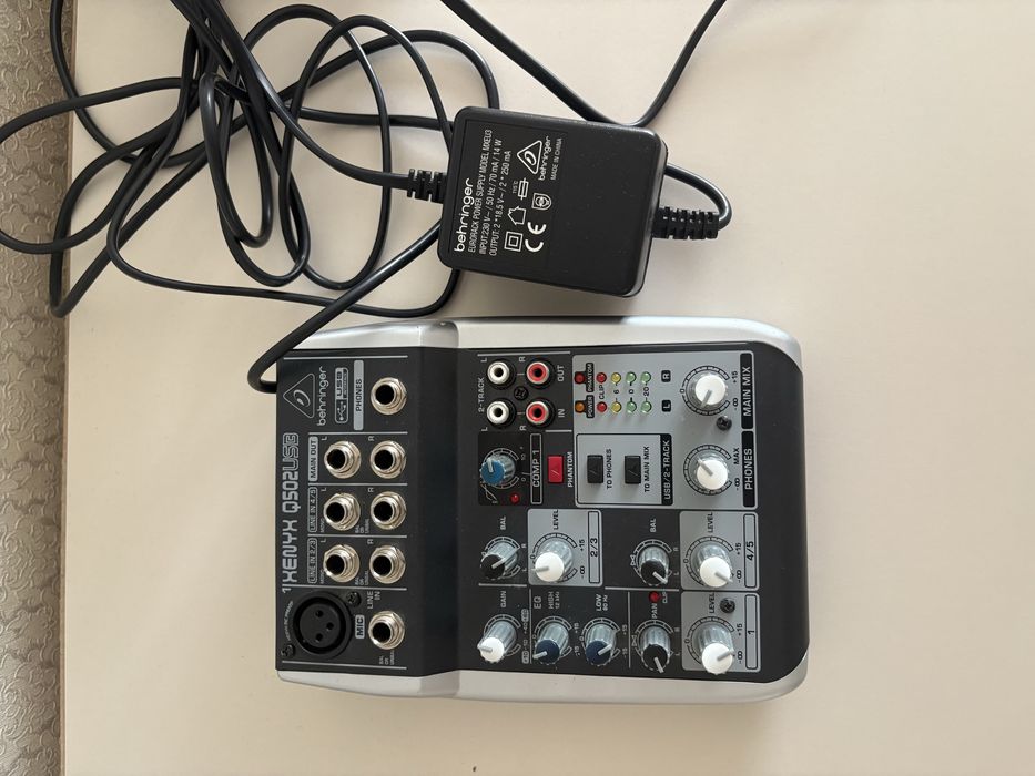 Микшерный пульт Behringer Q502USB