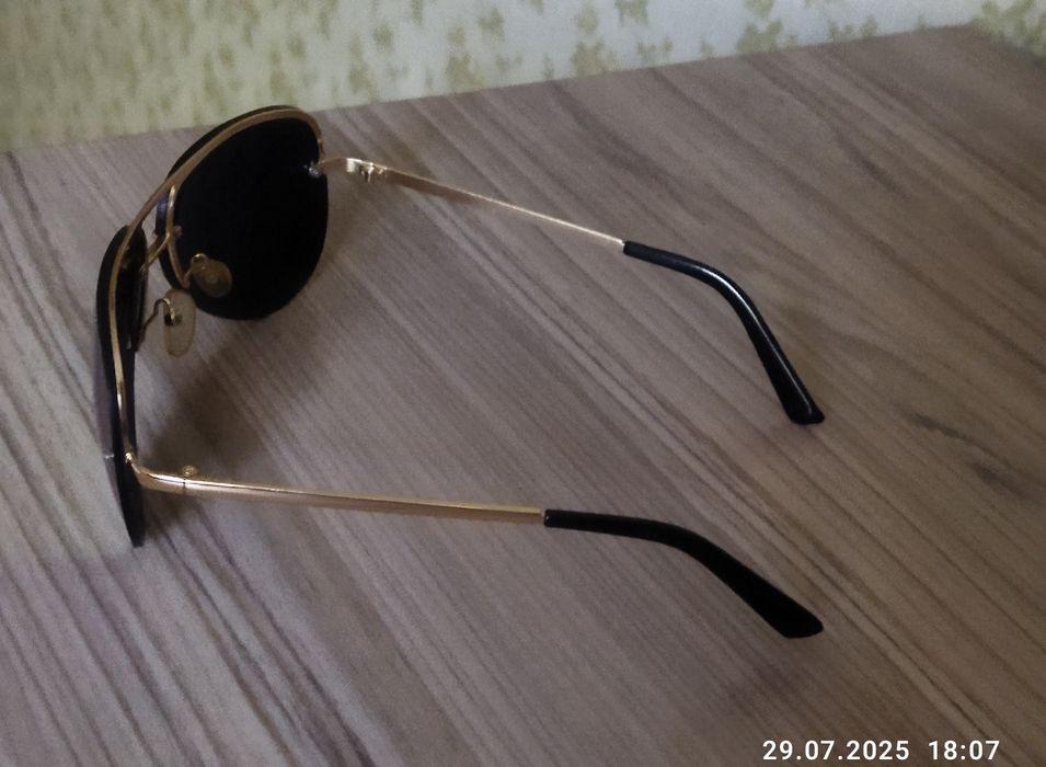 Солнцезащитные очки.