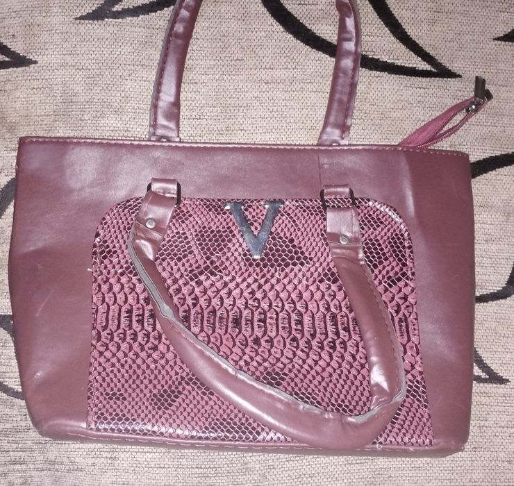 Дамска чанта с къси дръжки