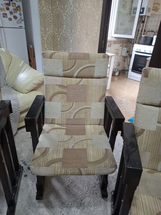Продам 2 вида стульев 4 кресла стулья 3 обычных стула смотрите на фото