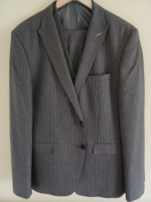 Costum elegant pentru barbati impecabil compus din sacou,vesta si pantaloni marca Delmont