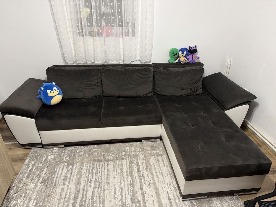 Canapea extensibila cu 3 perne si doua lazi pentru depozitare.