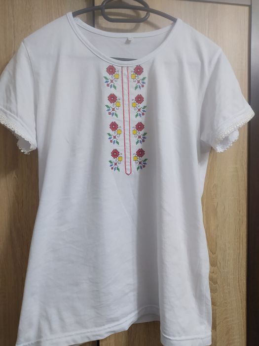 Тениска с бродерия