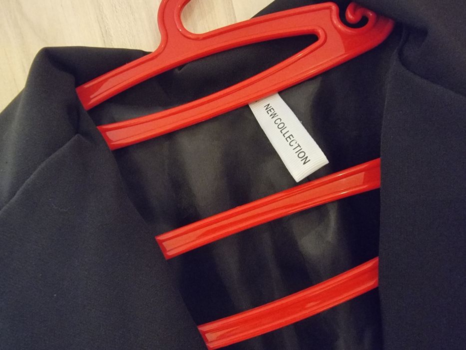 Дамско черно, късо сако с набрани ръкави