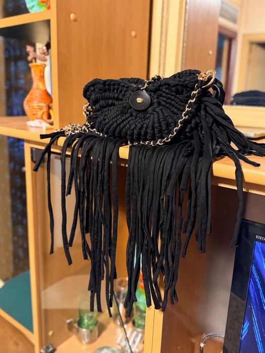 Geanta neagră crossbody handmade croșetată cu franjuri