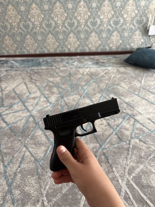 продаю игрушечныи пистолет 12+