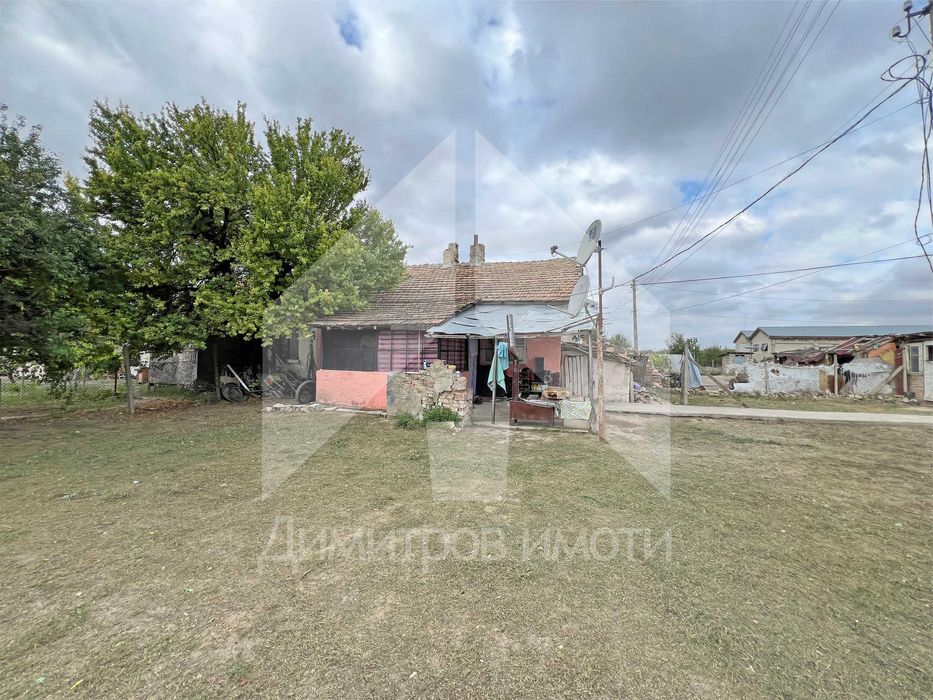 Продава самостоятелна, еднофамилна къща гр. Нови пазар - кв. Нииж.