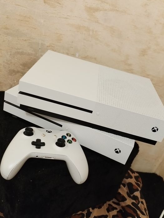 Vând :Xbox one S 1tb  și  jocuri