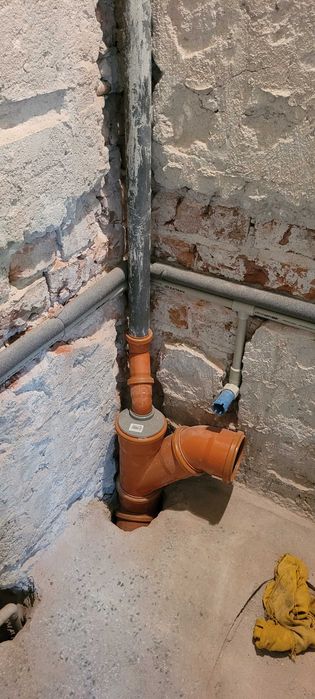 Двуетажна къща с двор