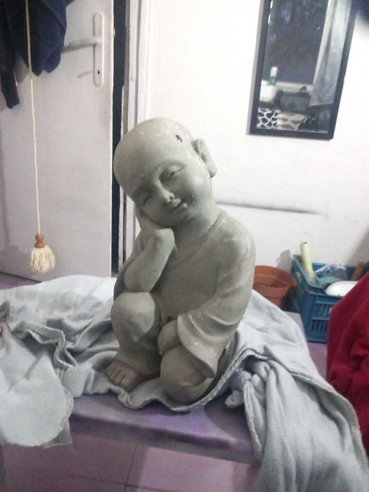 Скулптура, гипсова от Холандия леко наранена .Идеална за лятна градина