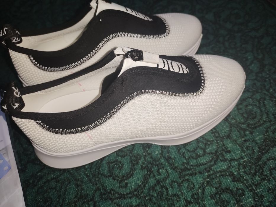 Продам кроссовки новые