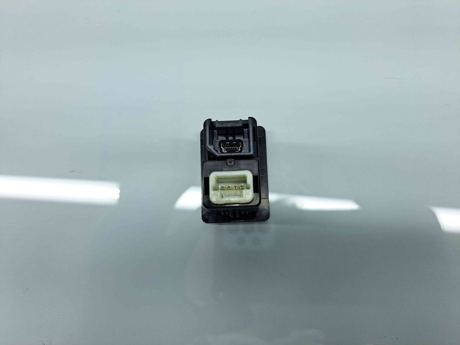 Conector auxiliar USB Nissan X-Trail (T32) [Fabr 2013-prezent] 795405