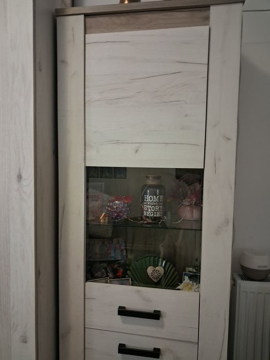 Vitrină living cu 6 rafturi si geam