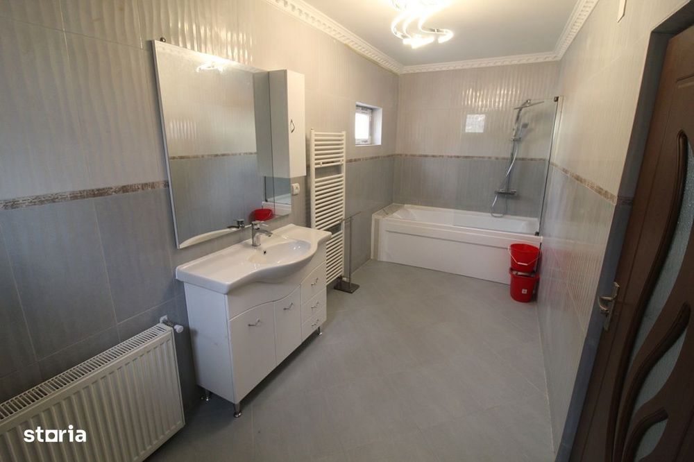 Închiriez casă în Hunedoara, zona Facultatea de Inginerie, teren 750mp