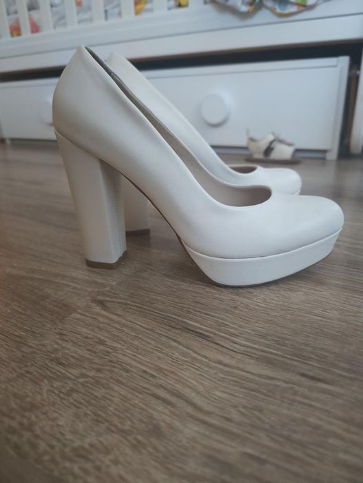 Бели обувки с висок ток
