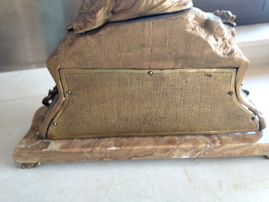 Античен настолен часовник