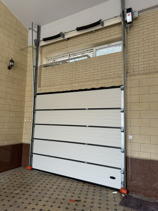 Установка и ремонт секционних ворот