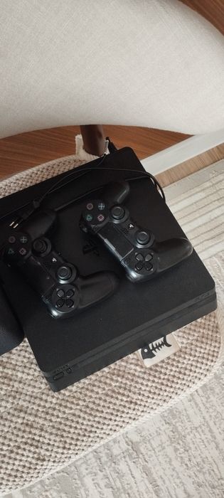 Продам PS4 Slim новый.